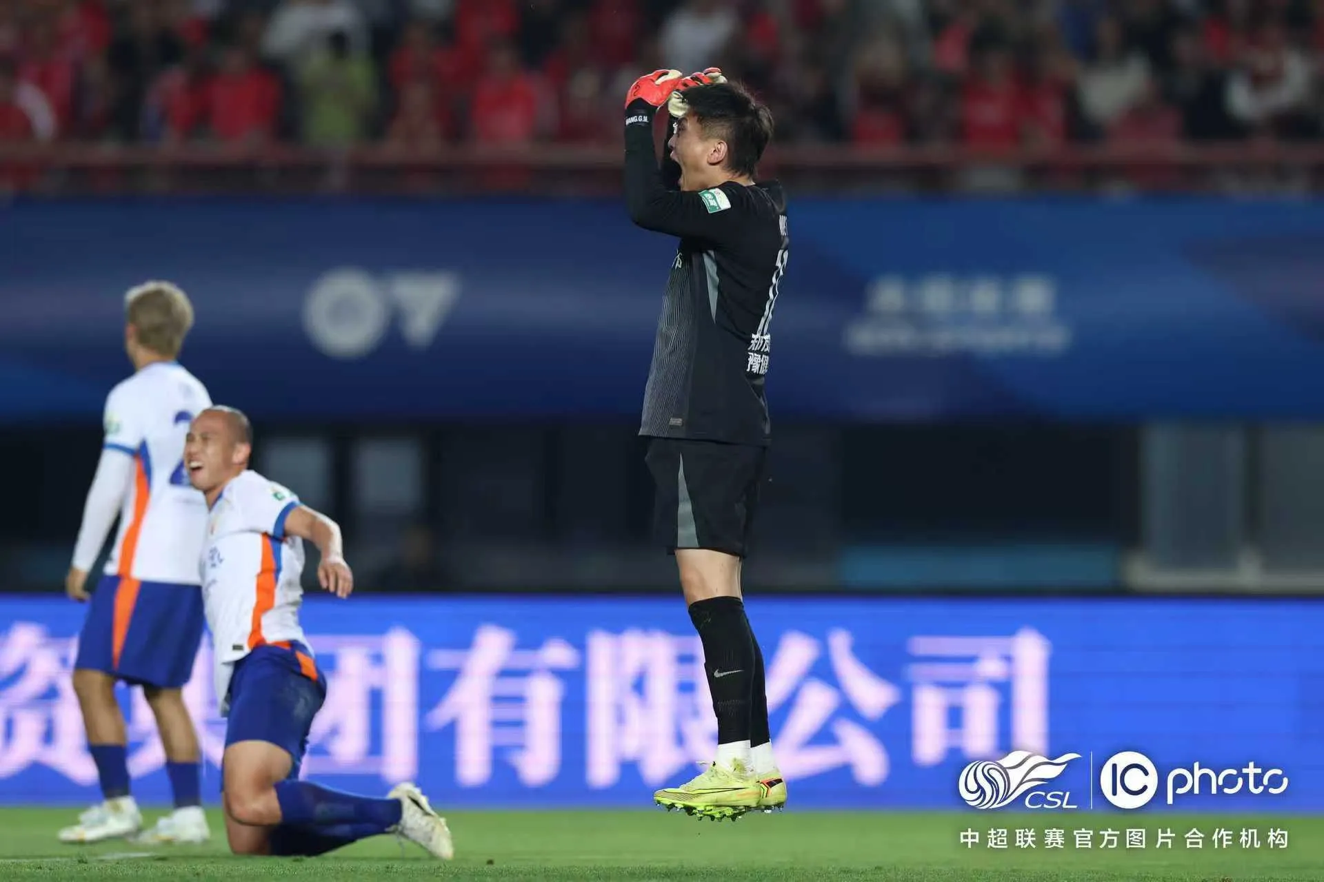 出击失误致丢球，王国明赛后社媒向球队与球迷道歉：对不起